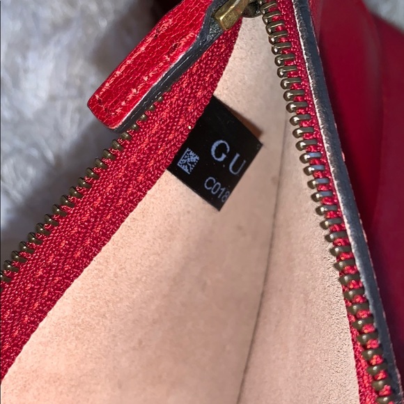 Authentic Gucci handbag with removable wallet. - Picture 4 of 8